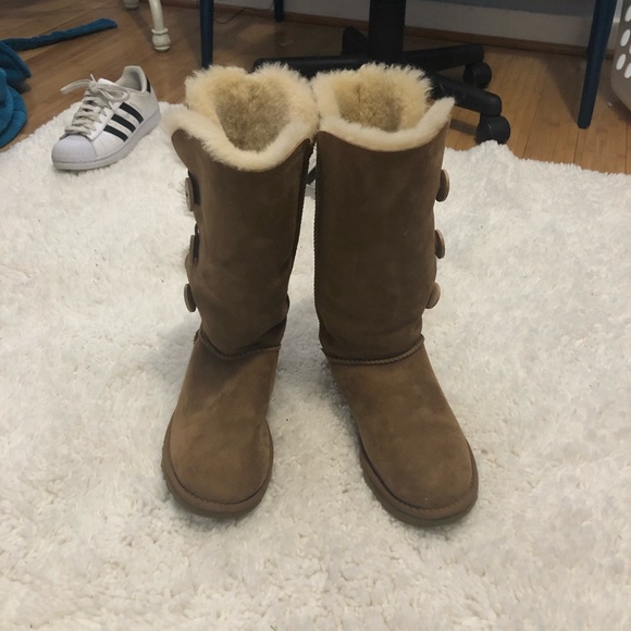 Classic Uggs - Picture 2 of 2